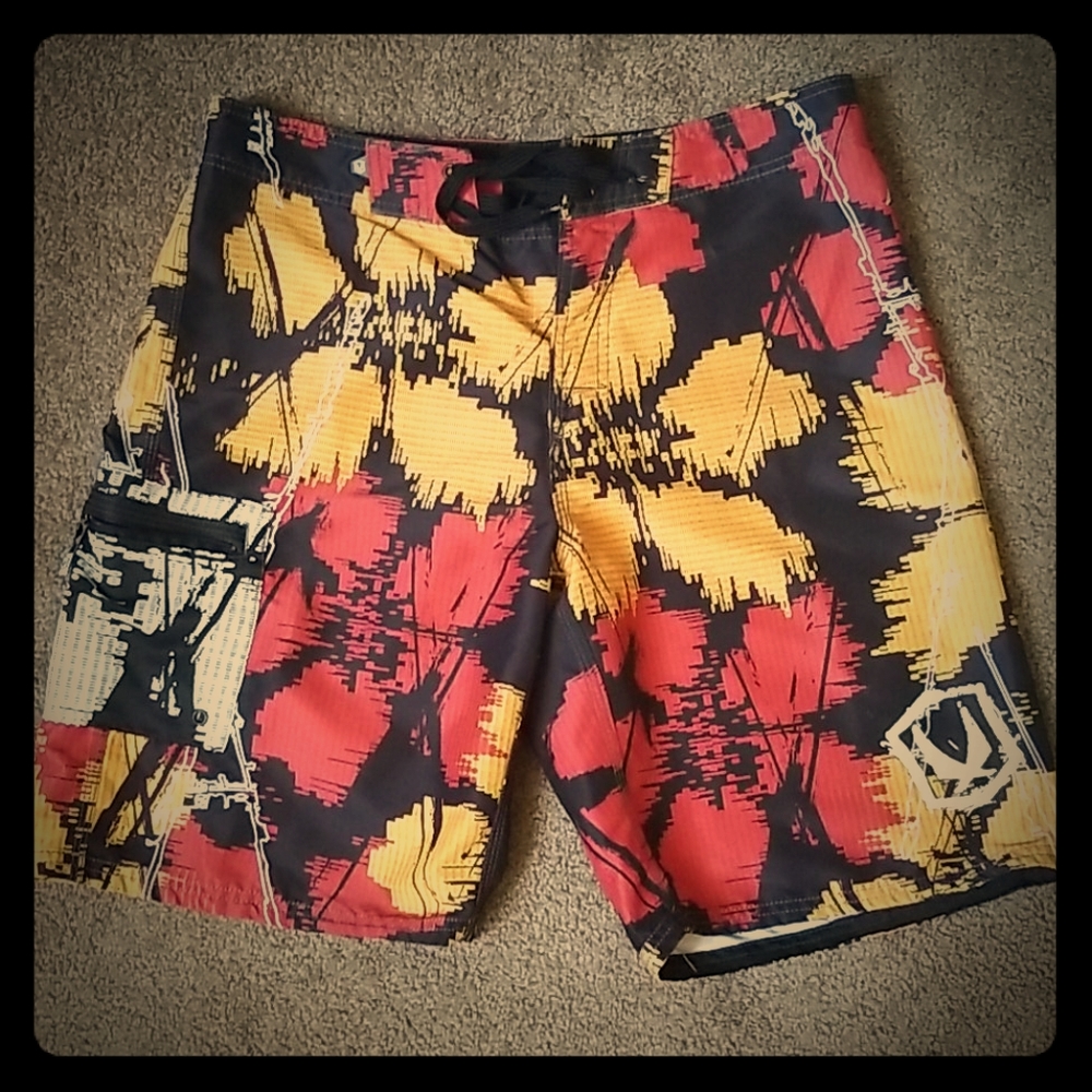 L abstract floral board shorts / swim shorts, L